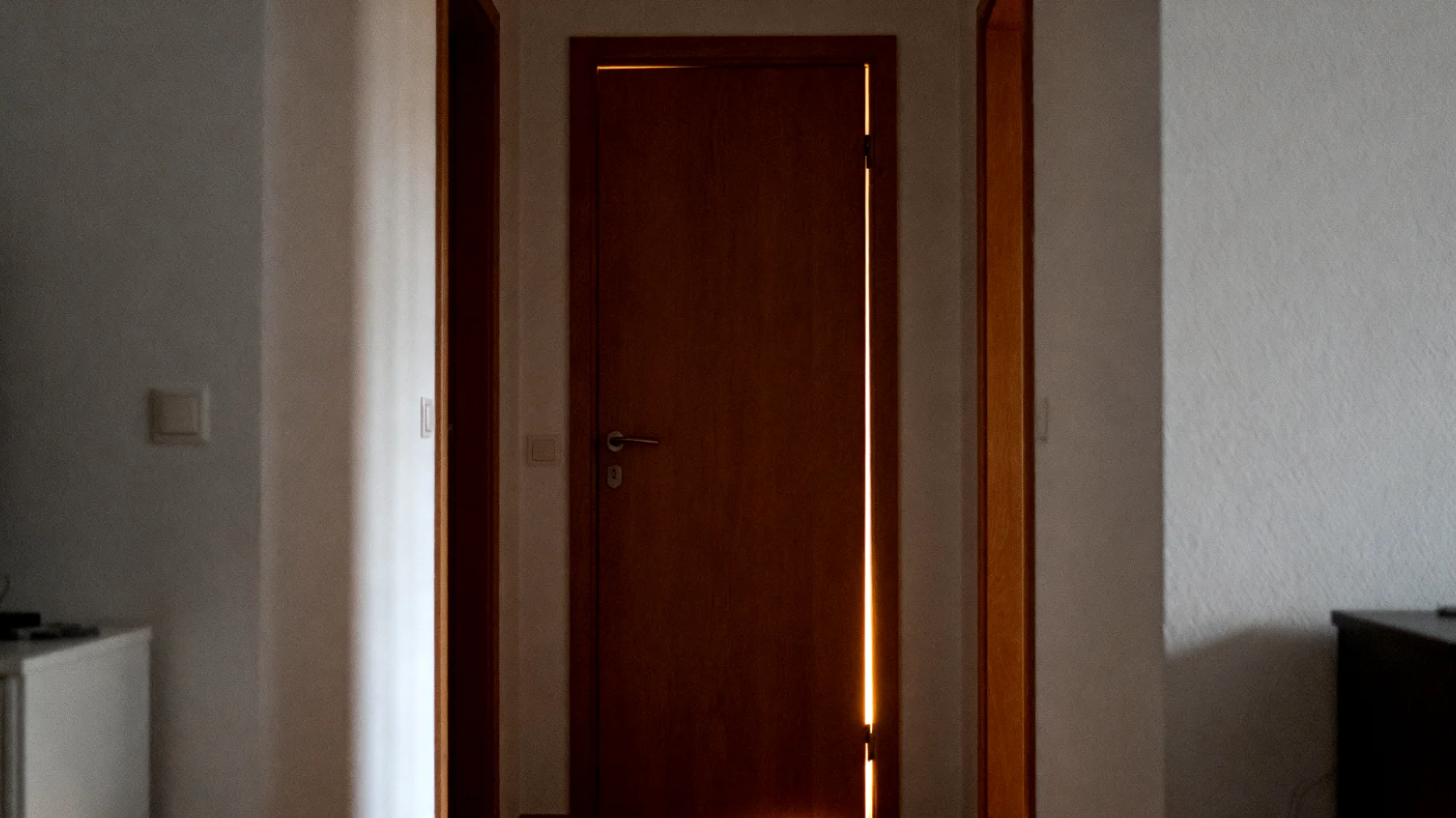 Die Eltern erleben, wie ihre jugendlichen Kinder zunehmend emotionale Distanz schaffen und sich immer mehr zurückziehen – weniger Gespräche, weniger gemeinsame Zeit, kaum noch Austausch über Gefühle oder den Alltag. Was früher selbstverständlich war, wirkt nun wie eine unüberwindbare Mauer. Die Eltern fragen sich, ob sie etwas falsch gemacht haben, ob ihre Kinder sie noch brauchen und wie sie den Kontakt aufrechterhalten können, ohne aufdringlich zu wirken."