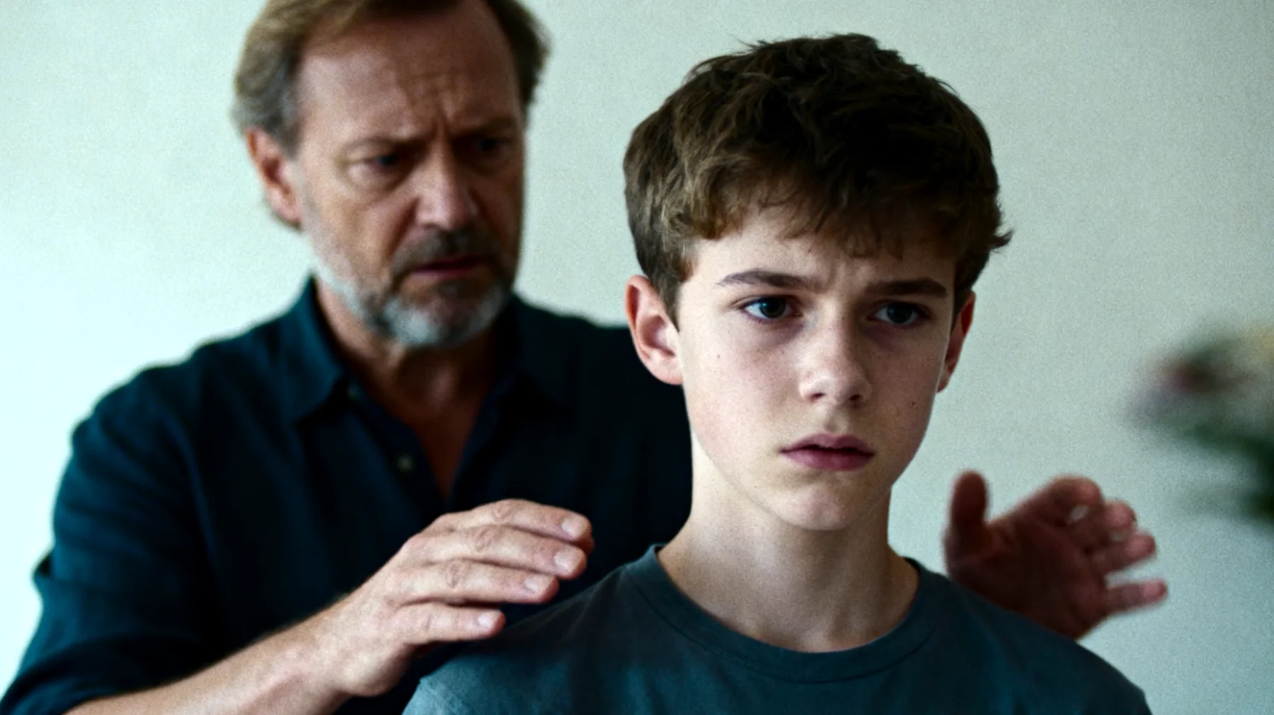 Der Vater neigt dazu, seinen jugendlichen Kindern gegenüber übermäßig fürsorglich zu sein, indem er ihnen kaum Raum lässt, eigene Entscheidungen zu treffen, Fehler zu machen und daraus zu lernen. Er übernimmt ständig Aufgaben, die die Jugendlichen selbst bewältigen könnten, aus Angst, dass sie scheitern oder sich verletzen könnten. Dieses überbehütende Verhalten verhindert die Entwicklung von Autonomie, Selbstvertrauen und Verantwortungsbewusstsein bei den Jugendlichen, die zunehmend frustriert, abhängig oder rebellisch reagieren."